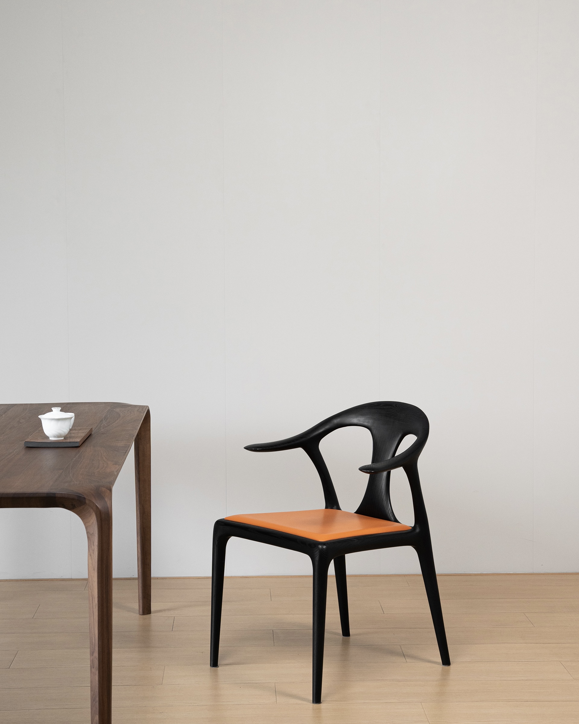 Curved Surface Chair White Ash โ Smoked Black gallery view 8